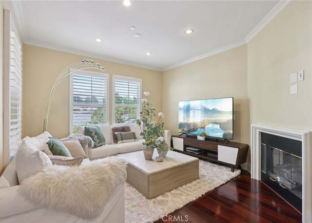 Property at 453 N Altadena Dr #5, Pasadena, CA 91107, 2 beds, 2.5 baths