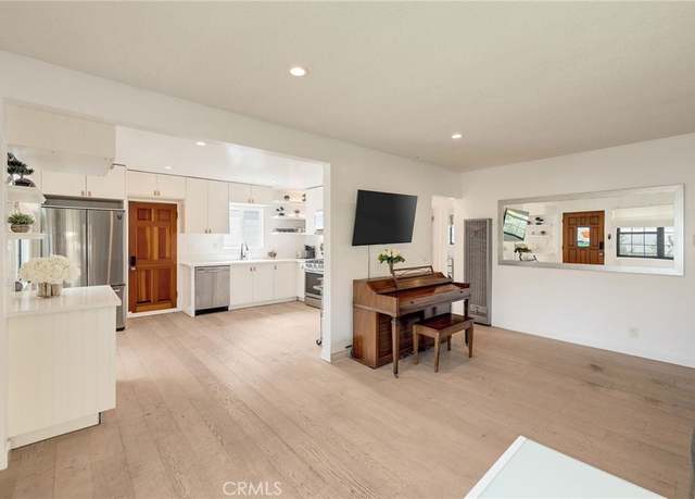 Property at 207 S Aviation Blvd, Manhattan Beach, CA 90266, 2 beds, 1 bath