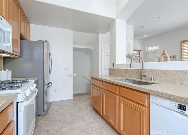 Property at 12671 Nicklaus Ln, Tustin, CA 92782, 2 beds, 2.5 baths