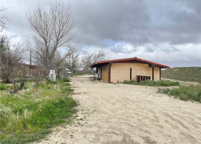Property at 15981 Gaskell Rd, Rosamond, CA 93560, 4 beds, 1 bath