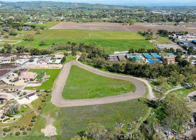 Property at 8 Championship Ln, Templeton, CA 93465