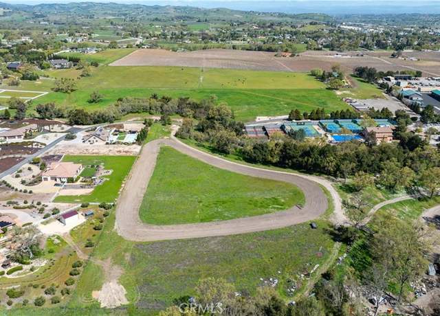 Property at 8 Championship Ln, Templeton, CA 93465