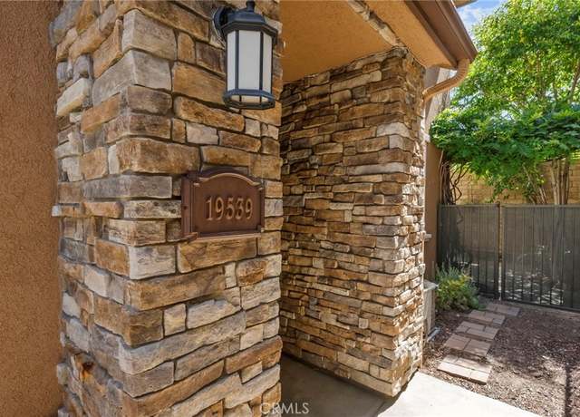 Property at 19539 Laroda, Saugus, CA 91350, 2 beds, 2.5 baths