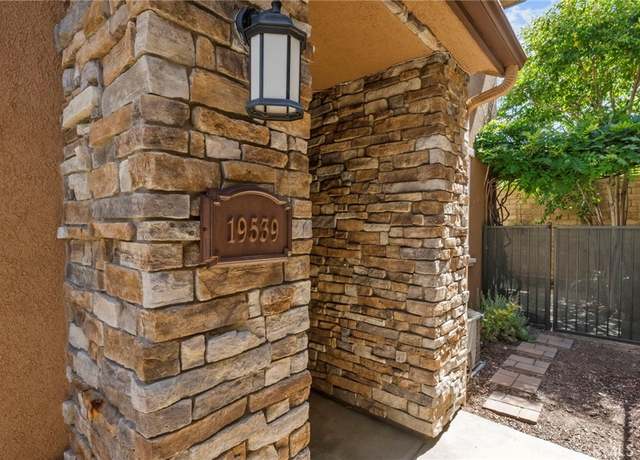 Property at 19539 Laroda, Saugus, CA 91350, 2 beds, 2.5 baths