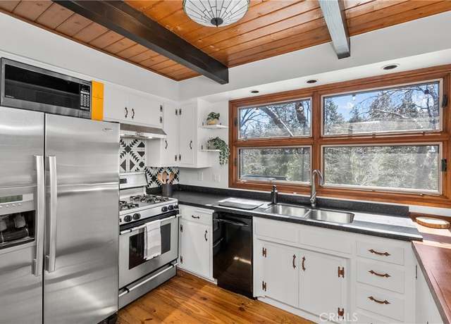 Property at 28886 Cedar Dr, Lake Arrowhead, CA 92352, 3 beds, 2.5 baths
