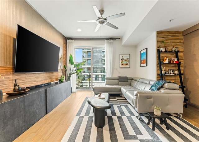 Property at 903 S New Hampshire Ave #301, Los Angeles, CA 90006, 3 beds, 2 baths