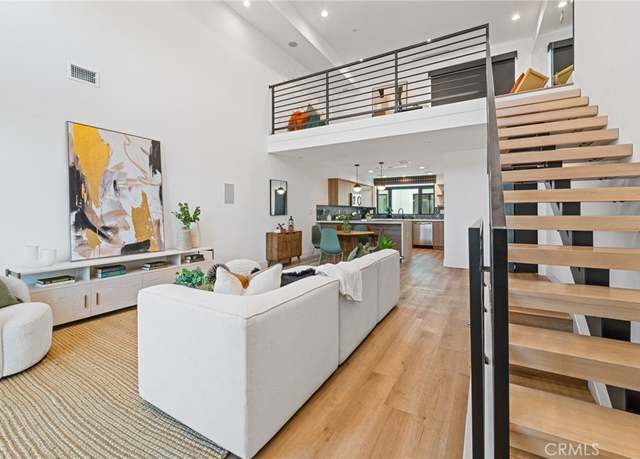 Property at 11314 Victory Blvd, North Hollywood, CA 91606, 3 beds, 3.5 baths