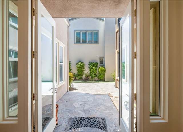 Property at 27531 Sunny Creek Dr, Valencia, CA 91354, 3 beds, 3 baths