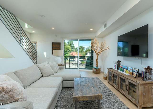 Property at 11594 Riverside Dr, North Hollywood, CA 91602, 3 beds, 3.5 baths