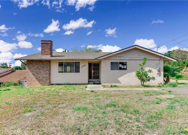 Property at 1360 E Fallbrook St, Fallbrook, CA 92028, 3 beds, 2 baths