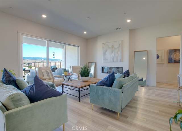 Property at 208 Luna Way, Hollister, CA 95023, 4 beds, 3 baths