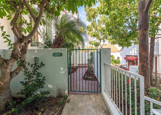 Property at 7412 Seabluff Dr #107, Huntington Beach, CA 92648, 4 beds, 3.5 baths