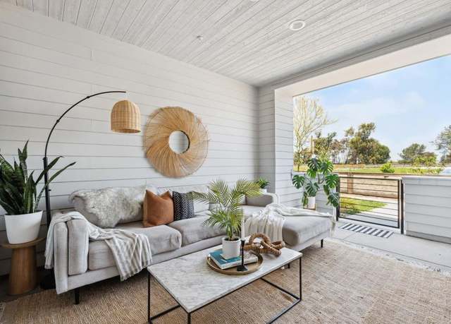 Property at 1004 Palmaria Ct, Encinitas, CA 92024, 2 beds, 2.5 baths