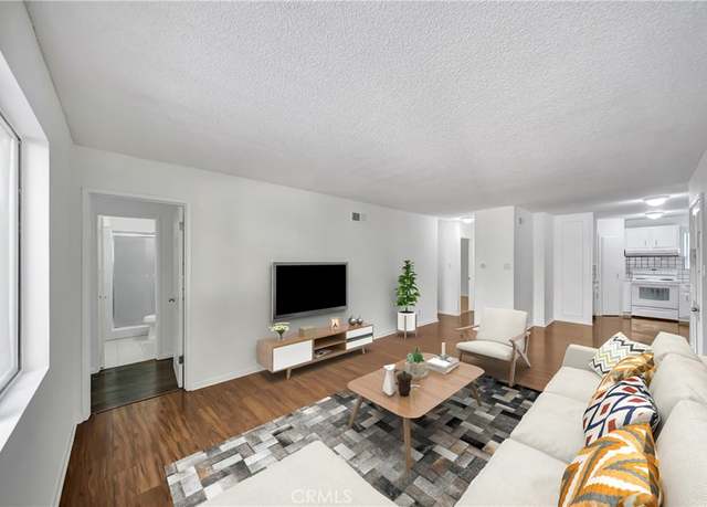 Property at 18619 Collins St Unit F35, Tarzana, CA 91356, 3 beds, 2 baths
