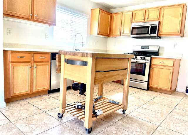 Property at 13118 Cerritos Ct, Hesperia, CA 92344, 5 beds, 3 baths