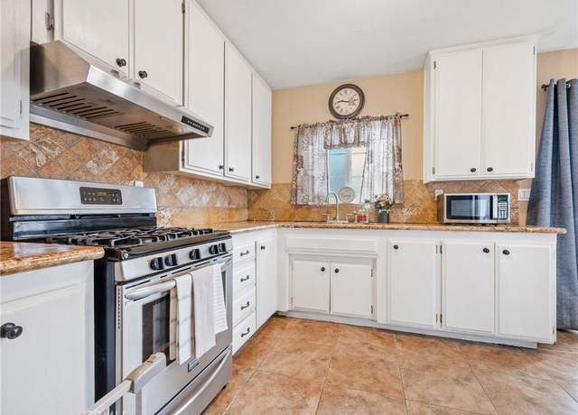 Property at 16009 Cajon St, Hesperia, CA 92345, 3 beds, 1 bath