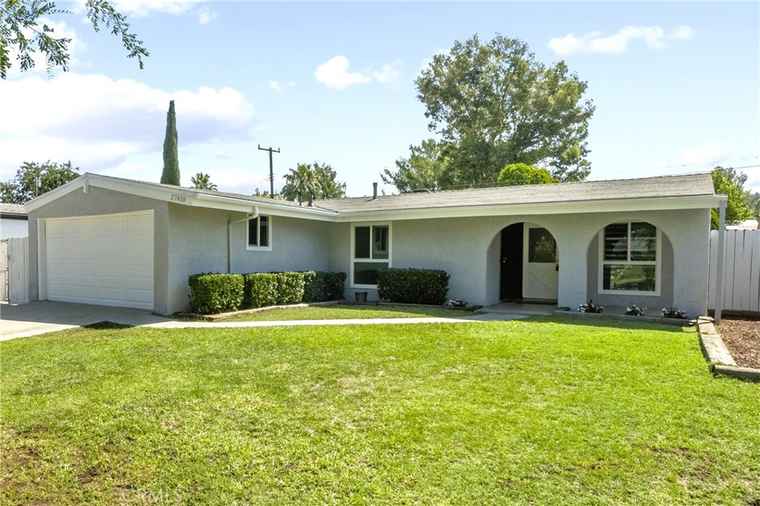 Photo of 27410 Dewdrop Ave Canyon Country, CA 91351