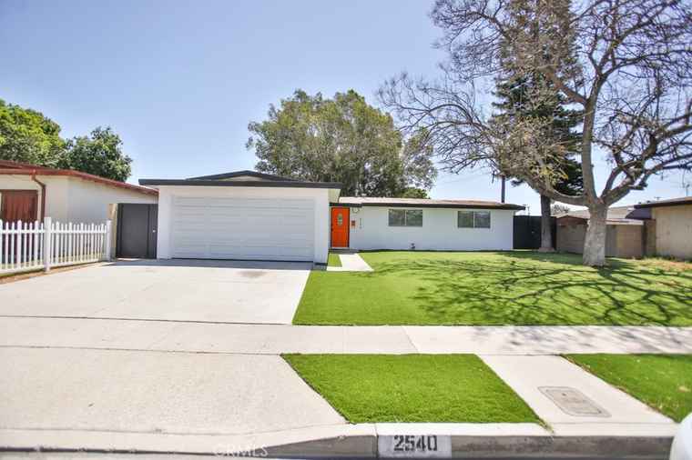 Photo of 2540 W Picadilly Way Anaheim, CA 92801