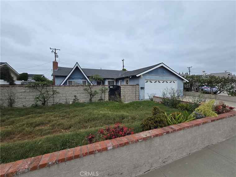 Photo of 8171 Holland Dr Huntington Beach, CA 92647