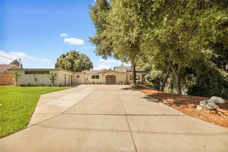 Photo of 30777 E Sunset Dr S Redlands, CA 92373