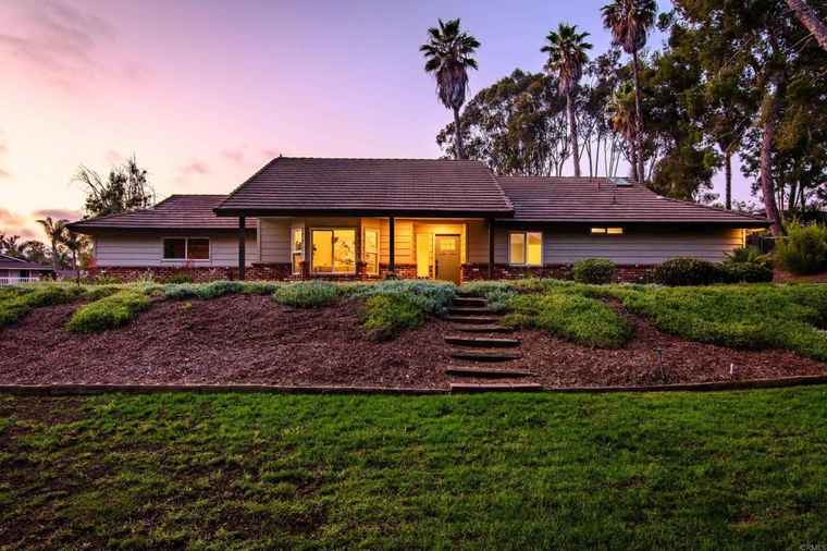 Photo of 102 Stephanie Ln Vista, CA 92084