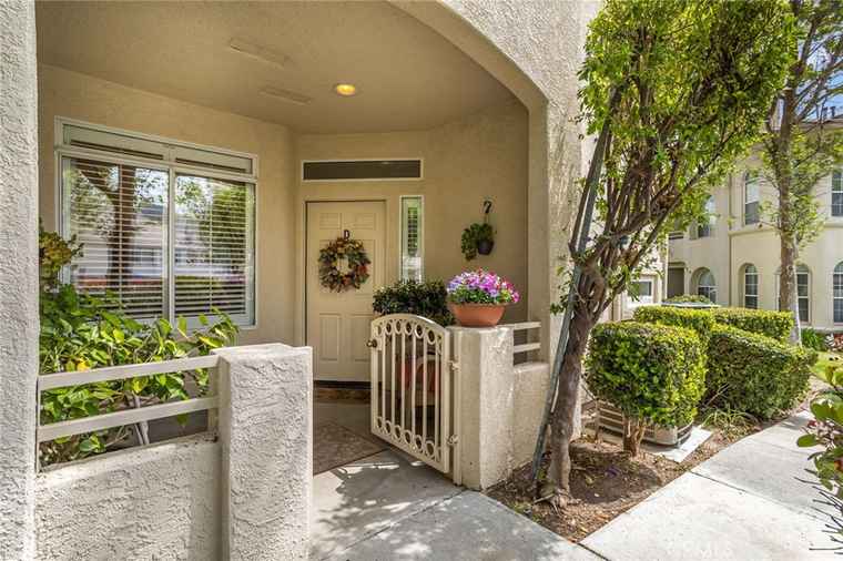 Photo of 25564 Hemingway Ave Unit D Stevenson Ranch, CA 91381