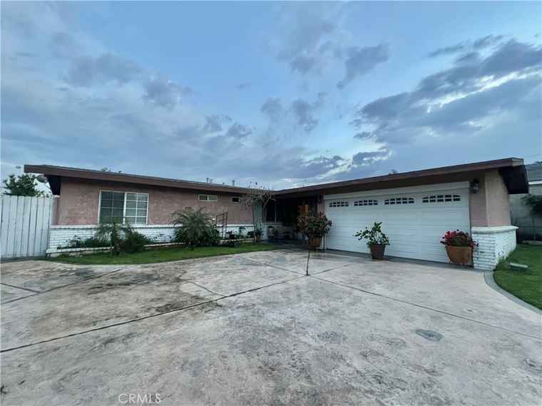 Photo of 527 E King St Rialto, CA 92376