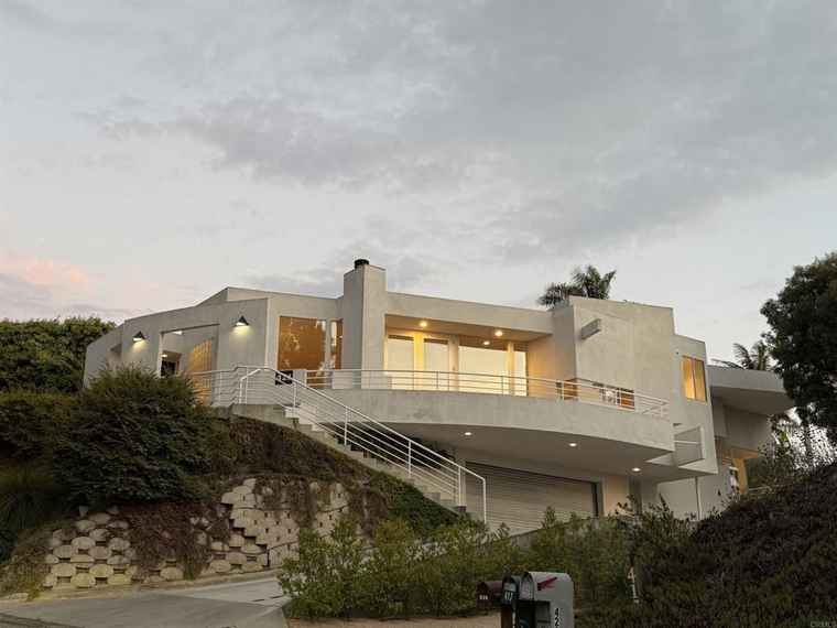 Photo of 421 Serpentine Dr Del Mar, CA 92014
