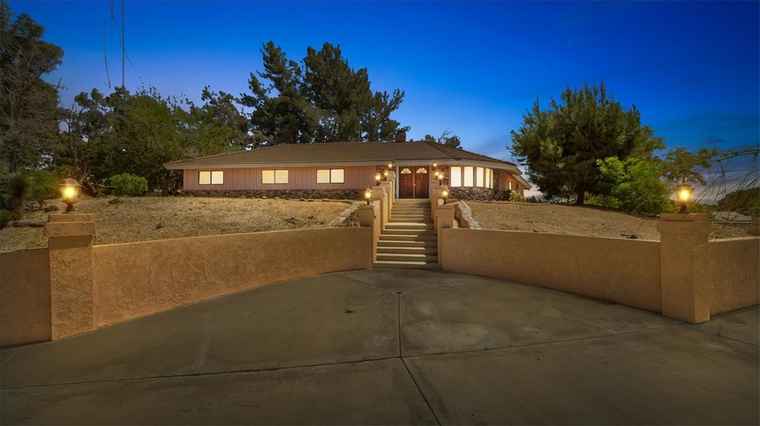 Photo of 15093 Riverside Dr Apple Valley, CA 92307