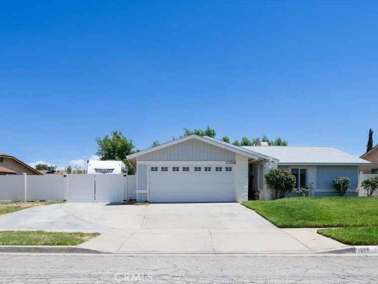 Photo of 1208 Dianron Rd Palmdale, CA 93551