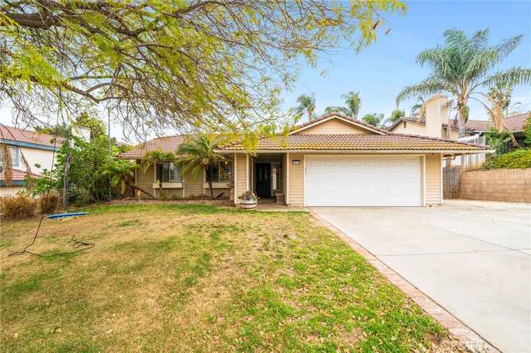 Photo of 6932 Sundown Dr Jurupa Valley, CA 92509