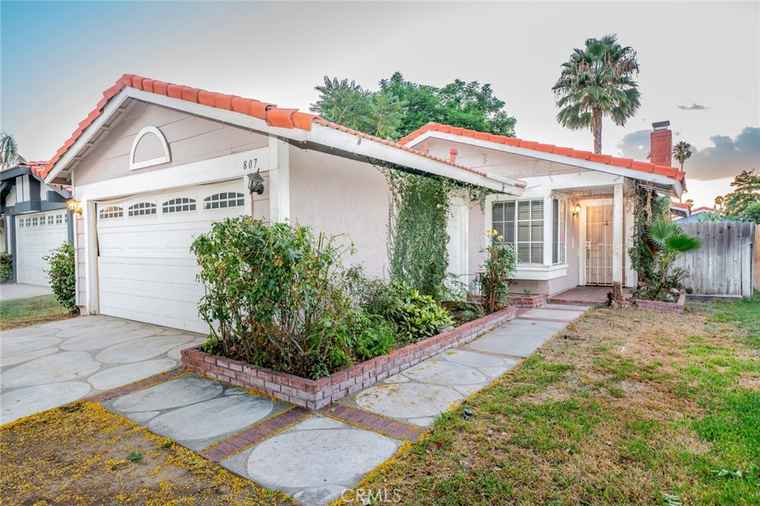 Photo of 807 Santa Fe Ln Colton, CA 92324