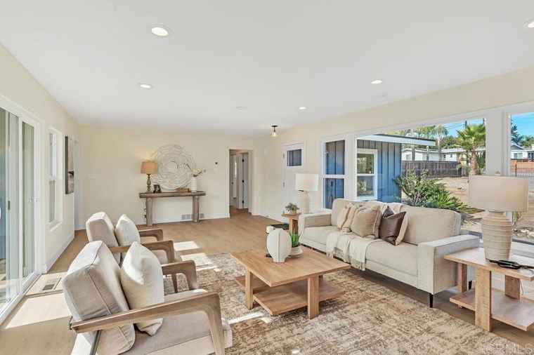 Photo of 1165 Oak Dr Vista, CA 92084