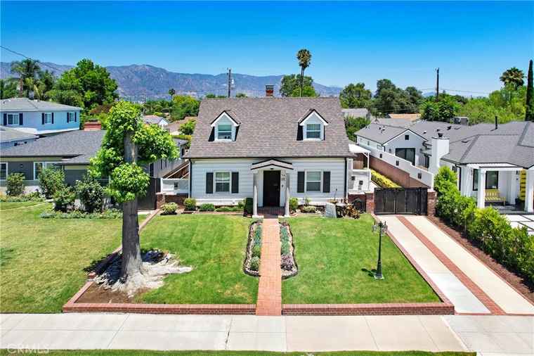 Photo of 124 S Beachwood Dr Burbank, CA 91506
