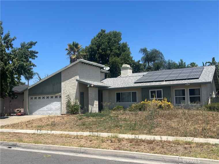 Photo of 946 W woodcrest Bloomington, CA 92316