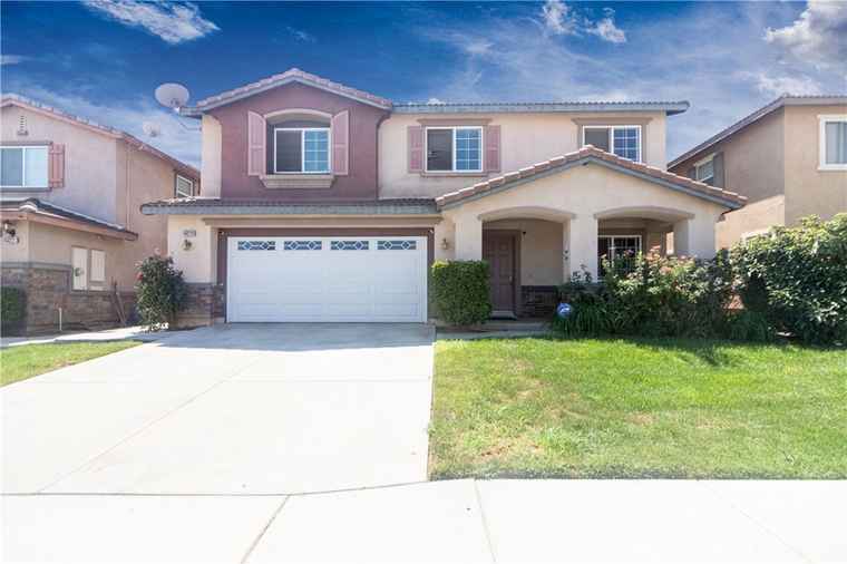 Photo of 53219 Savannah Ct Lake Elsinore, CA 92532