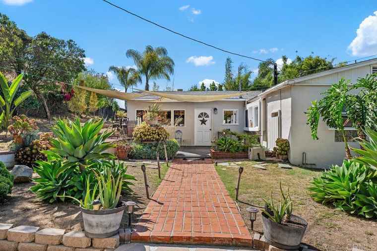 Photo of 1098 Vale View Dr Vista, CA 92081