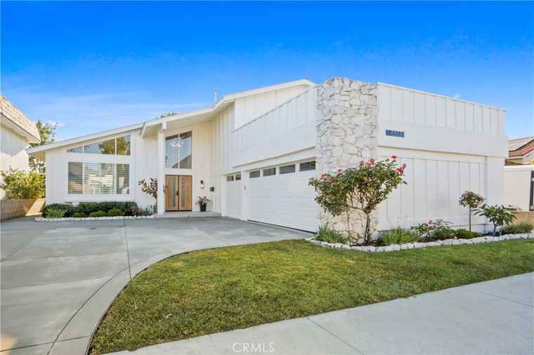 Photo of 15551 Sunburst Ln Huntington Beach, CA 92647