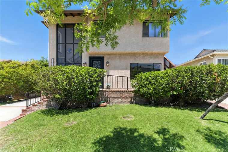 Photo of 10717 Whitburn St Culver City, CA 90230