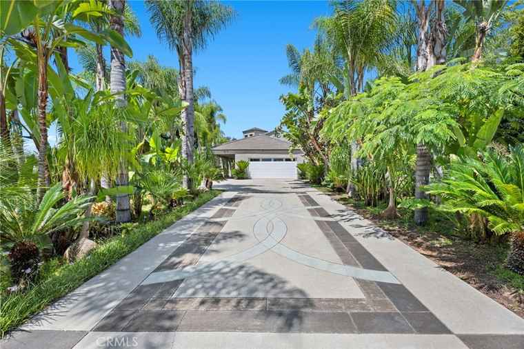 Photo of 210 N Stage Coach Ln Fallbrook, CA 92028