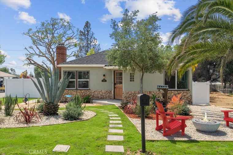Photo of 288 W Mariposa St Altadena, CA 91001