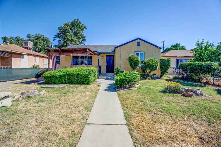 Photo of 305 Tollhouse Dr Bakersfield, CA 93307