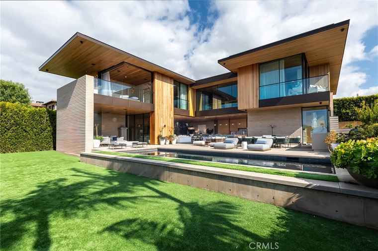 Photo of 100 N Dianthus St Manhattan Beach, CA 90266