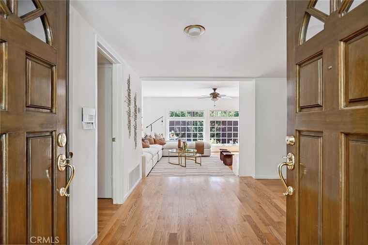 Photo of 4241 Kingfisher Rd Calabasas, CA 91302