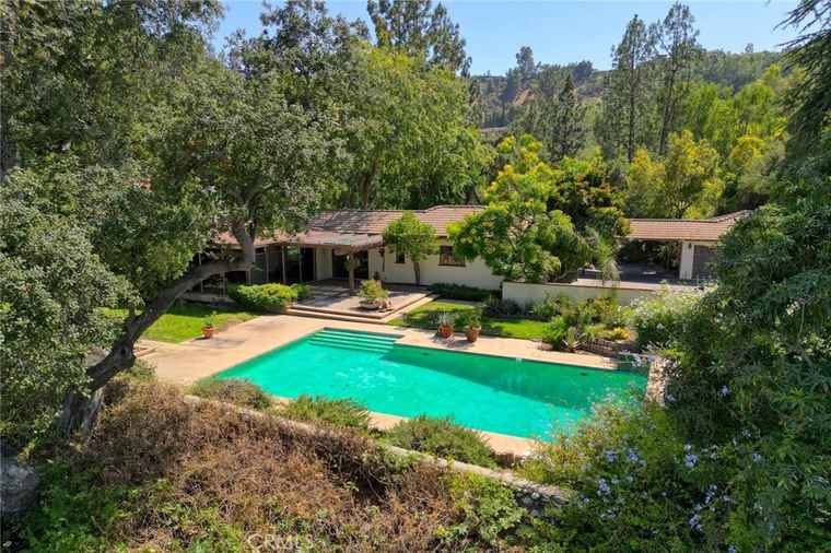 Photo of 1075 Pine Oak Ln Pasadena, CA 91105