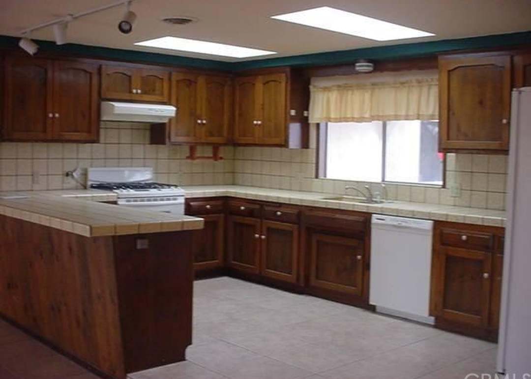 3284 Elizabeth Dr