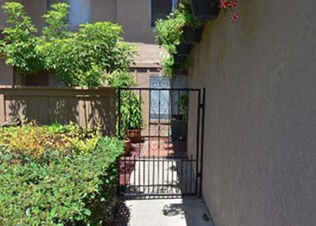 551 W Point O Woods Dr, Azusa, CA 91702