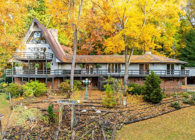 Property at 5753 Chestnut Hills Dr, Kingsport, TN 37664, 4 beds, 4.5 baths