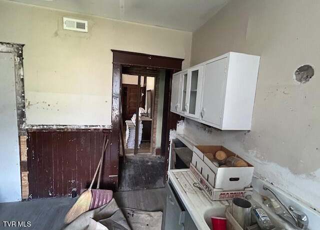 Property at 1116 Shelby St, Bristol, TN 37620, 3 beds, 1.5 baths