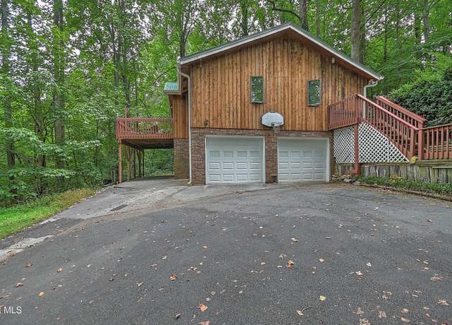 Property at 2933 Cherokee Rd, Johnson City, TN 37604, 3 beds, 3 baths